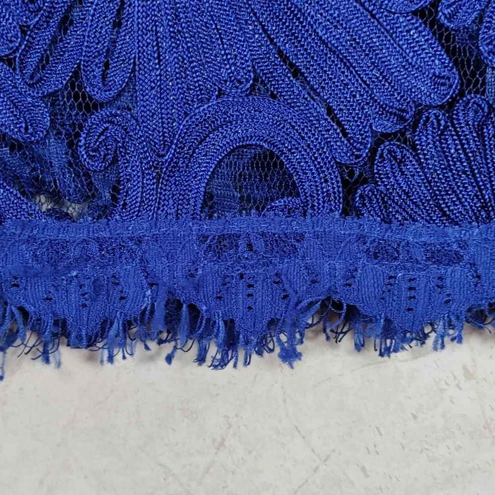 2/$10 04108 Willa royal blue floral and lace S/S cropped blouse M - Picture 4 of 9